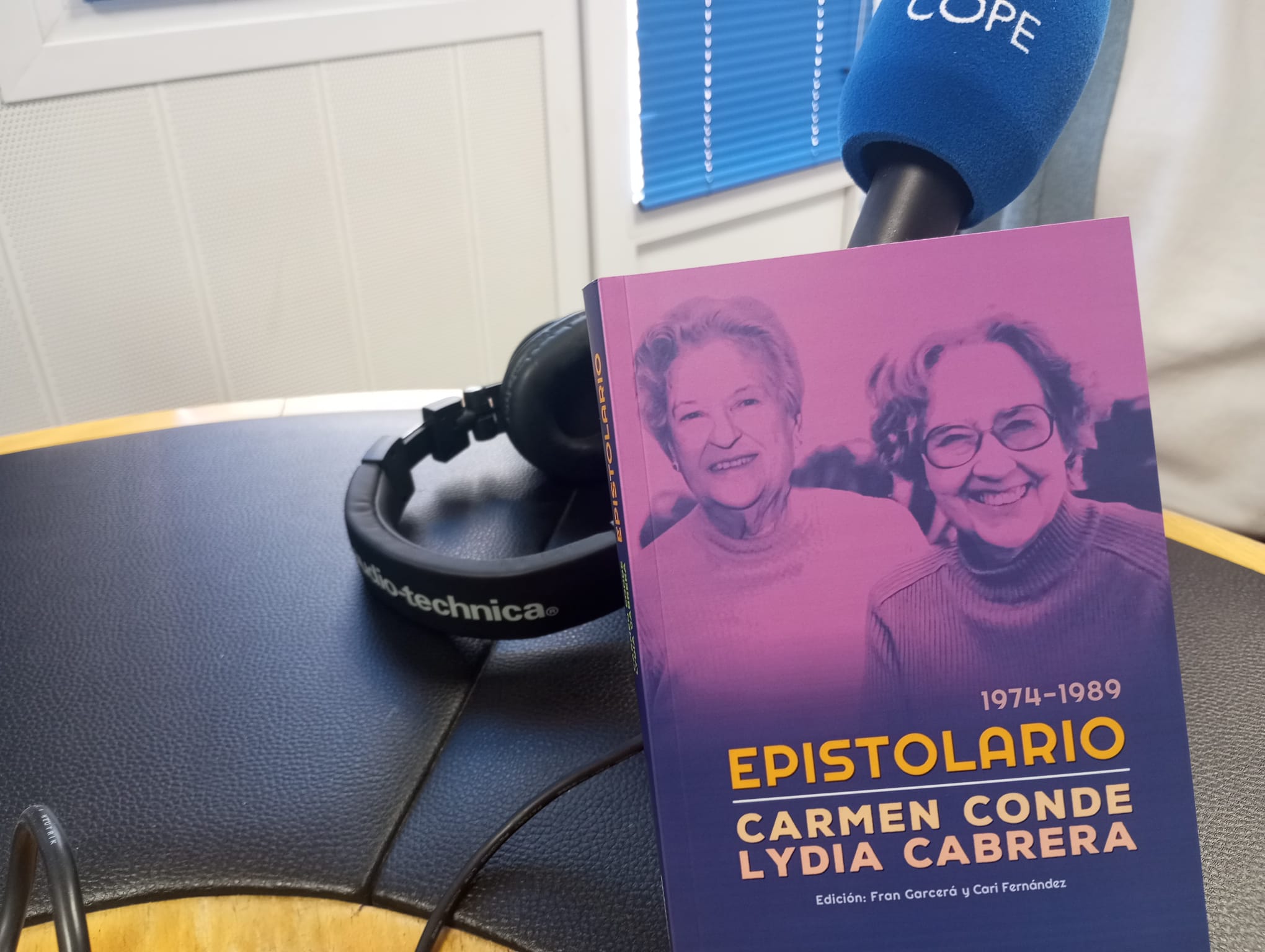 Ejemplar del epistolario Carmen Conde y Lydia Cabrera en las instalaciones de la COPE